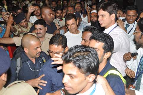 Aamir Khan arrives from Hajj