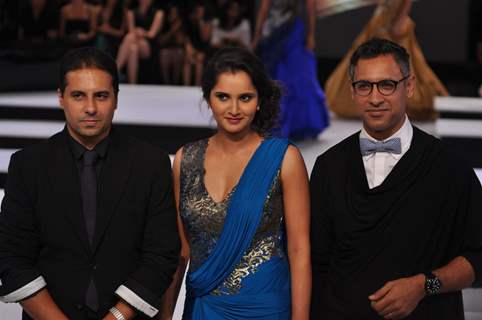 Sania Mirza walks the ramp at Blenders Pride Fashion Tour 2012