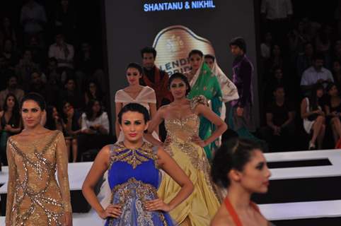 Sania Mirza walks the ramp at Blenders Pride Fashion Tour 2012