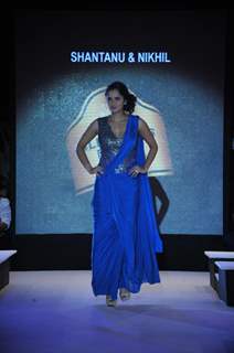 Sania Mirza walks the ramp at Blenders Pride Fashion Tour 2012