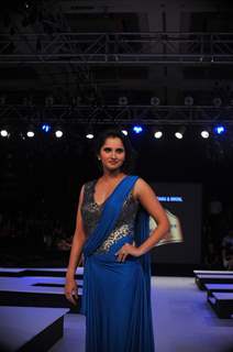 Sania Mirza walks the ramp at Blenders Pride Fashion Tour 2012