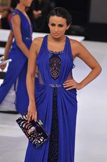 Esha Gupta walks the ramp at Blenders Pride Fashion Tour 2012