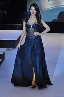 Esha Gupta walks the ramp at Blenders Pride Fashion Tour 2012