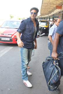 Akshay Kumar and Asin at the airport leaving for Dubai