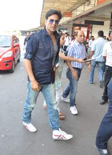 Akshay Kumar and Asin at the airport leaving for Dubai