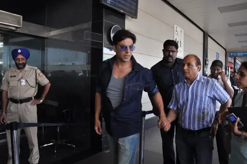 Akshay Kumar and Asin at the airport leaving for Dubai