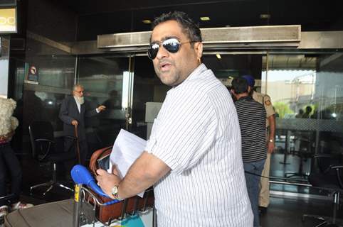 Akshay Kumar and Asin at the airport leaving for Dubai