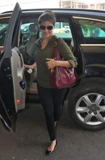 Akshay Kumar and Asin at the airport leaving for Dubai