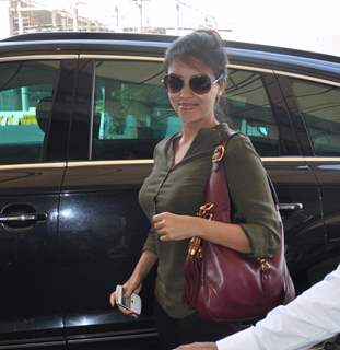 Akshay Kumar and Asin at the airport leaving for Dubai