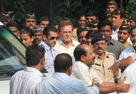 Salim Khan and Salman Khan visit 'Matoshree' to see ailing Bal Saheb Thackeray