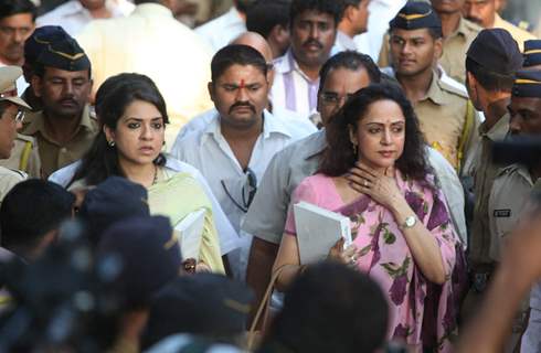 Hema Malini and Shaina NC visit 'Matoshree' to see ailing Bal Saheb Thackeray