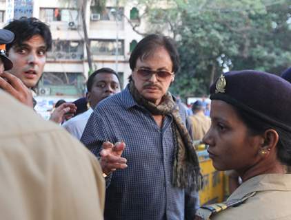 Sanjay Khan with son Zayed Khan visit 'Matoshree' to see ailing Bal Saheb Thackeray