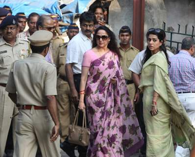 Hema Malini and Shaina NC visit 'Matoshree' to see ailing Bal Saheb Thackeray