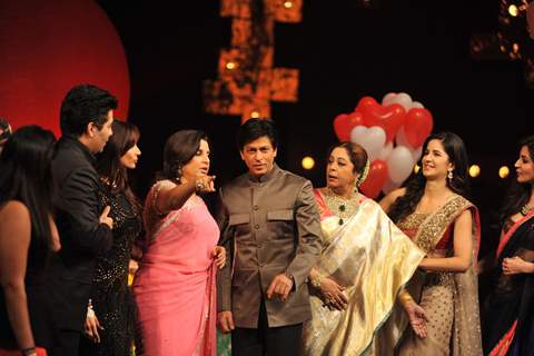 Karan, Malaika, Farah, Shahrukh, Kirron, Katrina & Anushka on the sets of India's Got Talent