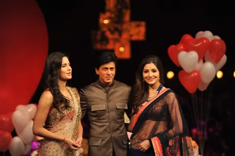 Shahrukh, Katrina & Anushka pose on the sets of India's Got Talent to promote Jab Tak Hai Jaan