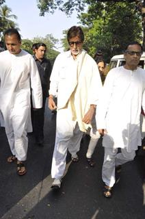 Anil Ambani, Amitabh Bachchan joins others in paying last respects to Bal Thackeray in Mumbai