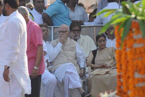 LK Advani, Sushma Swaraj, Amitabh Bachchan and Anil Ambani joins others in paying last respects to Bal Thackeray in Mumbai