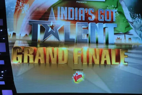 Shah Rukh, Katrina, Anushka promote Jab Tak Hai Jaan on the show India's Got Talent