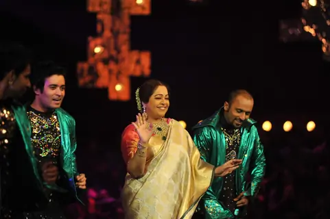 Shah Rukh, Katrina, Anushka promote Jab Tak Hai Jaan on the show India's Got Talent
