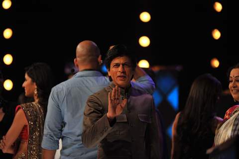 Shah Rukh, Katrina, Anushka promote Jab Tak Hai Jaan on the show India's Got Talent