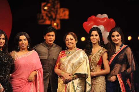 Shah Rukh, Katrina, Anushka promote Jab Tak Hai Jaan on the show India's Got Talent