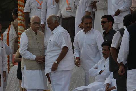 LK Adavani and Sharad Pawar at Funeral of Shiv Sena Supremo Balasaheb Thackeray