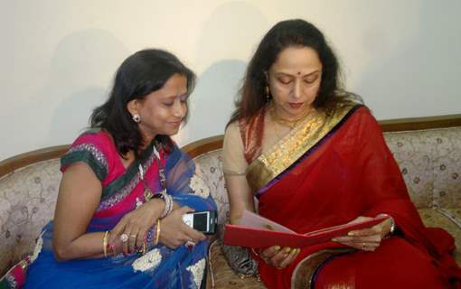 Kavita Krishnamoorthy honoured by Hema Malini with the Udiyaman Sansthan's Ravindra Jain Samman