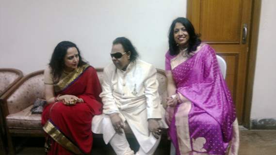 Kavita Krishnamoorthy honoured by Hema Malini with the Udiyaman Sansthan's Ravindra Jain Samman