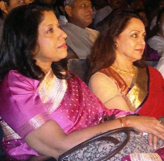 Kavita Krishnamoorthy honoured by Hema Malini with the Udiyaman Sansthan's Ravindra Jain Samman