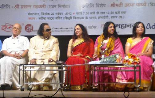 Kavita Krishnamoorthy honoured by Hema Malini with the Udiyaman Sansthan's Ravindra Jain Samman