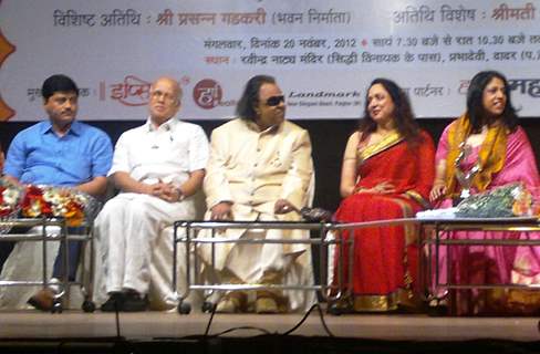 Kavita Krishnamoorthy honoured by Hema Malini with the Udiyaman Sansthan's Ravindra Jain Samman