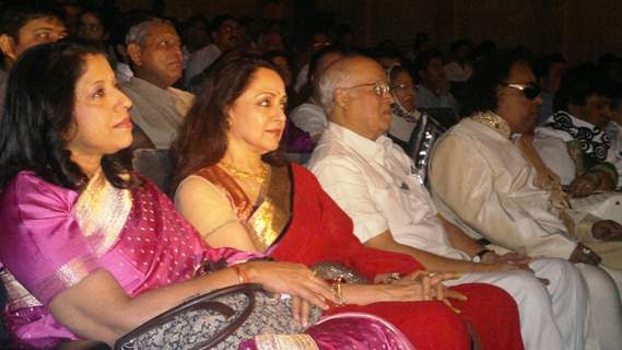 Kavita Krishnamoorthy honoured by Hema Malini with the Udiyaman Sansthan's Ravindra Jain Samman