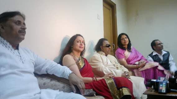 Kavita Krishnamoorthy honoured by Hema Malini with the Udiyaman Sansthan's Ravindra Jain Samman