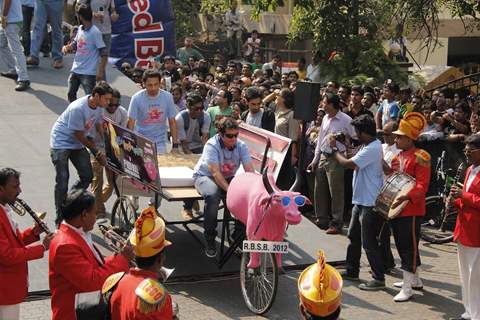 Imran Khan flags off the India’s first RedBull Soapbox Race 2012 in Mumbai