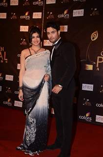 Vivian Dsena as RK of Madhubala with Vahbeej Dorabji atColors Golden Petal Awards Red Carpet Moments