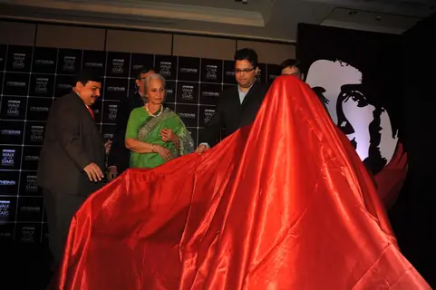 Waheeda Rehman unveils Dev Anand's statue at UTVSTARS' Walk of the Stars