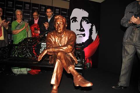 Waheeda Rehman unveils Dev Anand's statue at UTVSTARS' Walk of the Stars