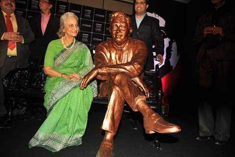 Waheeda Rehman unveils Dev Anand's statue at UTVSTARS' Walk of the Stars