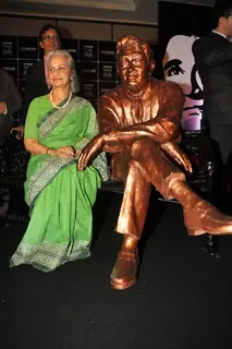 Waheeda Rehman unveils Dev Anand's statue at UTVSTARS' Walk of the Stars