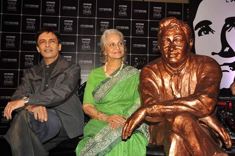 Waheeda Rehman unveils Dev Anand's statue at UTVSTARS' Walk of the Stars