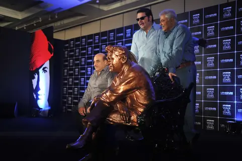 Waheeda Rehman unveils Dev Anand's statue at UTVSTARS' Walk of the Stars