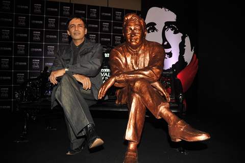 Waheeda Rehman unveils Dev Anand's statue at UTVSTARS' Walk of the Stars