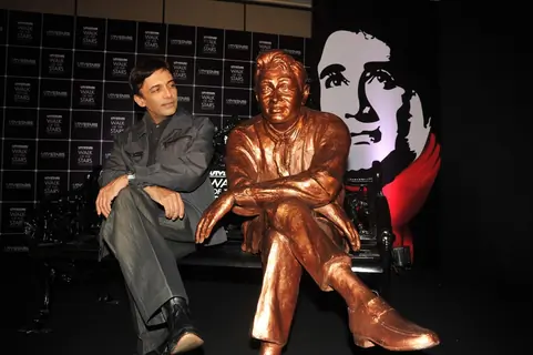 Waheeda Rehman unveils Dev Anand's statue at UTVSTARS' Walk of the Stars