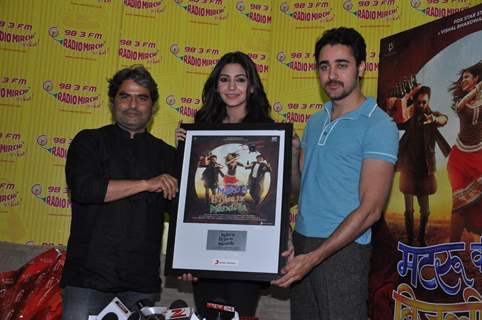 Matru ki Bijlee ka Mandola' Mirchi Music Premiere at Radio Mirchi studio