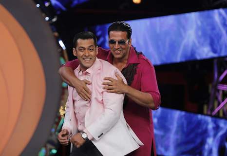 Akshay Kumar and Asin at Bigg Boss 6 to promote Khiladi 786