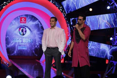 Akshay Kumar and Asin at Bigg Boss 6 to promote Khiladi 786