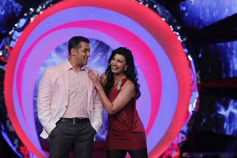 Akshay Kumar and Asin at Bigg Boss 6 to promote Khiladi 786