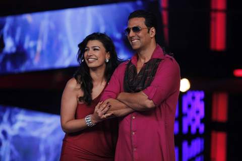 Akshay Kumar and Asin at Bigg Boss 6 to promote Khiladi 786