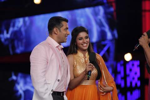 Akshay Kumar and Asin at Bigg Boss 6 to promote Khiladi 786