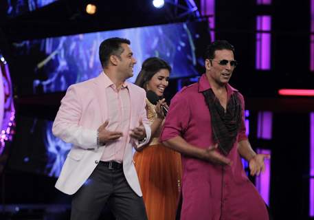 Akshay Kumar and Asin at Bigg Boss 6 to promote Khiladi 786